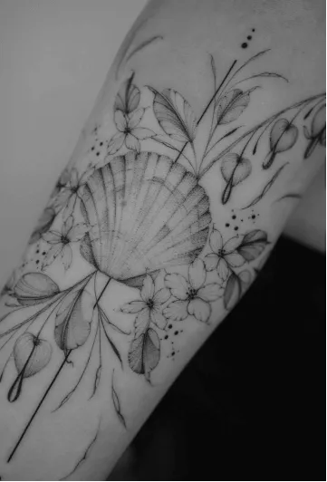 Floral tattoo by Nilou Tattoo artist from Hamburg